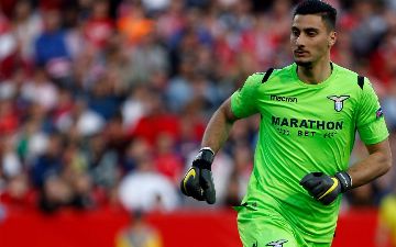 Вратарь «Лацио» не сдержал эмоций, увидев баннер в свою поддержку - фото