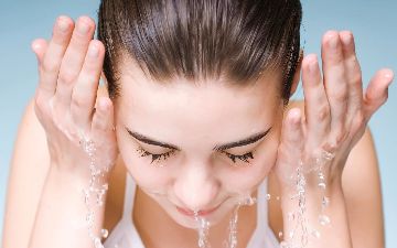 Дерматолог призвала не мыть лицо по утрам какими-либо средствами