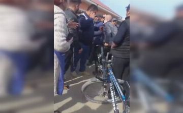 В Самарканде контролер рынка устроил «самосуд» над пожилым мужчиной — видео