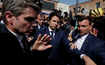 Макрона закидали помидорами во время поездки в Иль-де-Франс — видео