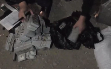 Из Намангана в Кыргызстан пытались незаконно вывезти $2 млн — видео