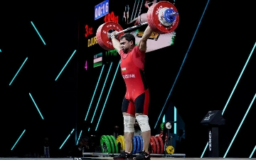 Тяжелоатлеты Джураев и Нурудинов завоевали «золото» и «серебро» на ЧМ (видео)