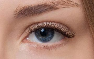 Офтальмолог предупредила об опасности наращивания ресниц
