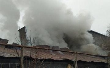 Возле рынка «Джами» сгорел склад — видео