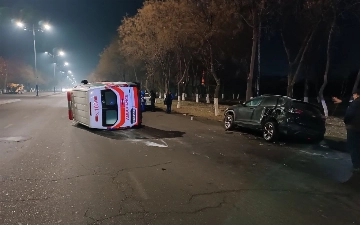 В Ташкенте перевернулась скорая помощь после столкновения с Tracker — видео