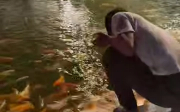 Парень вытащил рыбу из пруда в ташкентском Central Park: против него составили протокол