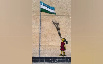 Девочка дует на флаг: Inkuzart представил новую работу