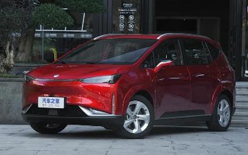 В Китае начали продавать бюджетный электрокар с огромным запасом хода, как у Tesla