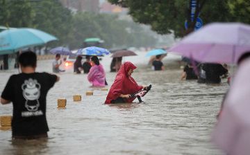 Наводнение в Китае: эвакуированы более 160 тысяч человек, погибло - не менее 25 