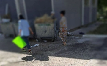 Директор школы в Ташкенте заставил учителей убирать территорию