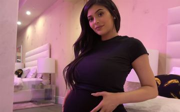 Фанаты разузнали пол будущего ребенка Кайли Дженнер