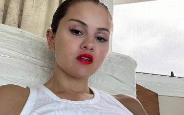 Селена Гомес опубликовала провокационные фото из спальни