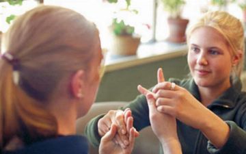 Ученые создали прибор, который поможет общаться со слепоглухими людьми