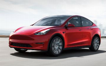 Хакер показал, как он угнал Tesla с помощью компьютера — видео