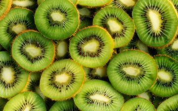 Продукт молодости и красоты: чем полезно киви и кому нельзя его употреблять? 