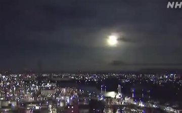 В небе над Японией заметили яркий болид - видео