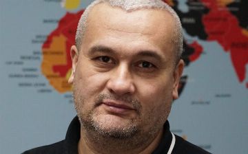 Журналист Бобомурод Абдуллаев получил в подарок от президента трехкомнатную квартиру