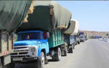 В Джизаке водители грузовиков нарушили правила перевозки груза и перекрыли дорогу в знак протеста