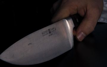 В Карши сотрудник бара пытался успокоить двух посетителей: в итоге он зарезал одного из них