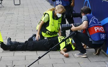 Роналду вырубил стюарда ударом по голове (фото) 