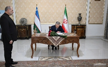 Шавкат Мирзиёев посетил посольство Ирана: президент выразил соболезнования в связи с гибелью Ибрахима Раиси