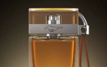 Ford представил духи с запахом бензина для владельцев электрокаров, чтобы те не скучали по запаху бензина