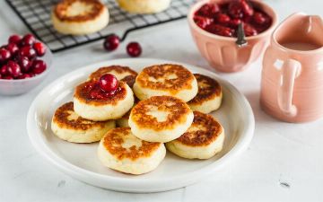 Легкий рецепт полезных сырников — видео