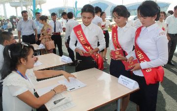 Выяснилось, почему выпускникам 9-х классов не выдают на руки оригинал аттестата