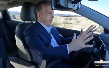 Шавкат Мирзиёев проехался на Chevrolet Malibu-2 по дорогам Сурхандарьинской области