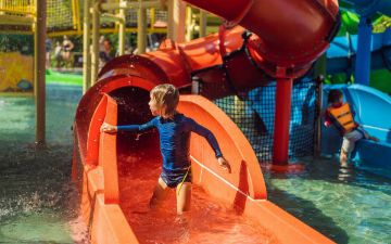 Ребенок скончался из-за заражения смертельным микроорганизмом на водной игровой площадке в США