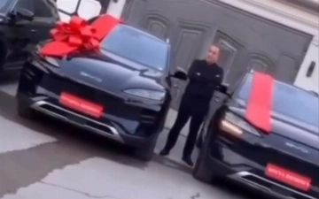 В Узбекистане мужчина подарил троим дочерям электромобили BYD