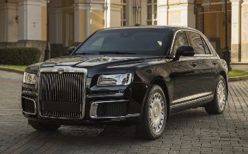В одном из автосалонов Узбекистана появился путинский автомобиль «Аурус», на котором он разъезжает по официальным встречам