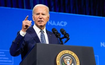 В США закрыли дело о возможном использовании Байденом автопера при подписании документов