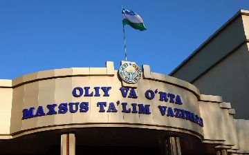 Разгневанную дешевым подарком от студентов преподавательницу уволили из университета в Бухаре 