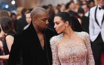 Ким Кардашьян появилась в свадебном платье перед Канье Уэстом на третьей презентации нового альбома