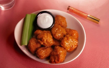 В США выпустили блески для губ со вкусом куриных крылышек – фото