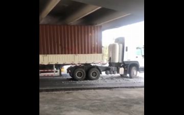 Ты что такой высокий? В Ташкенте грузовик застрял под мостом