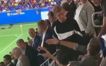 Жерар Пике не позволил Френки де Йонгу сесть рядом со своей девушкой