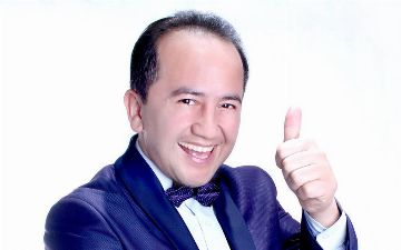 Во время выступления у юмориста Валижона Шамшиева порвались брюки - видео