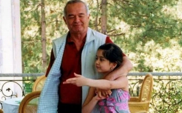 «Моментами гордится мной, а иногда стыдится»: Марьям Тилляева посетила мавзолей Ислама Каримова в преддверии его дня рождения 