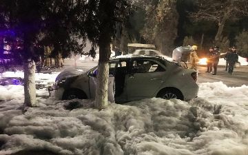 В Ташкенте после столкновения с «Матизом» «Кобальт» влетел в дерево и начал гореть