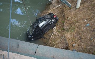 В Ташкенте водитель Lacetti вылетел в канал