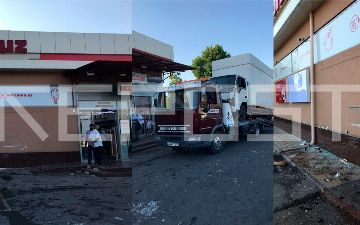 В Ташкенте произошло ДТП с участием четырех авто: водитель «Cobalt» протаранил две машины и въехал в стену супермаркета Korzinka.uz.