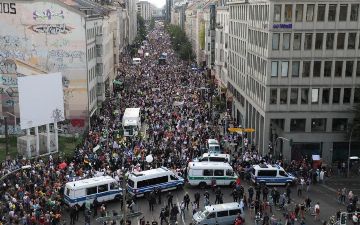 В Берлине тысячи людей вышли на акции протеста из-за ограничений по COVID-19