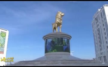 Президент Туркменистана открыл в Ашхабаде золотую статую алабаю