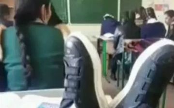 В Самарканде трое подростков пытались сорвать урок, положив ноги на парту и поплатились