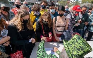 Привившимся от COVID-19 в США раздали марихуану 