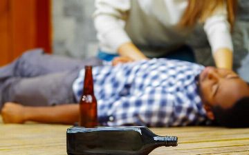 Нарколог назвал способы лечения алкогольного отравления