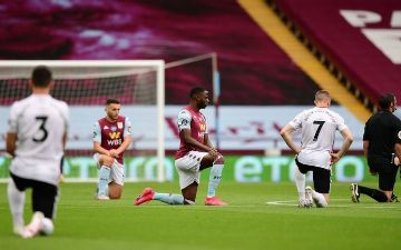 СМИ: УЕФА попросил фанатов на ЕВРО уважать преклоняющих колено игроков