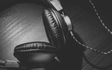 В Токио ученые изобрели наушники для измерения уровня алкоголя в крови